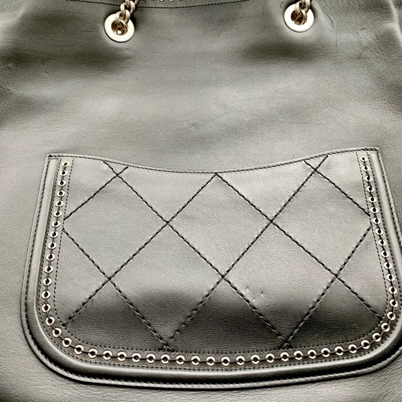 Chanel Medium Tote Black Leather - Picture 3 of 5